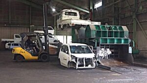廃車から回収した金属資源をリサイクルする様子