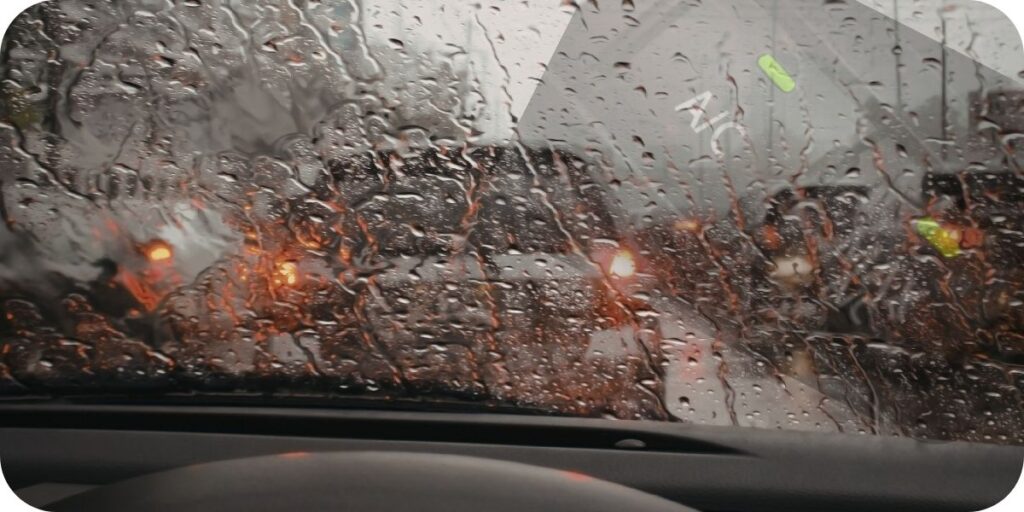 雨の日にワイパーを使用して運転する車内の様子