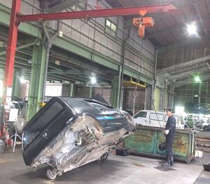 エコワールドモリの自社工場で行う自動車解体作業